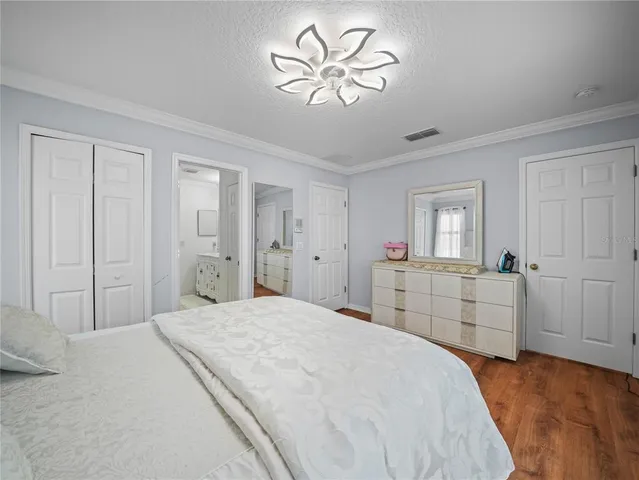 a view of a yard in front of house