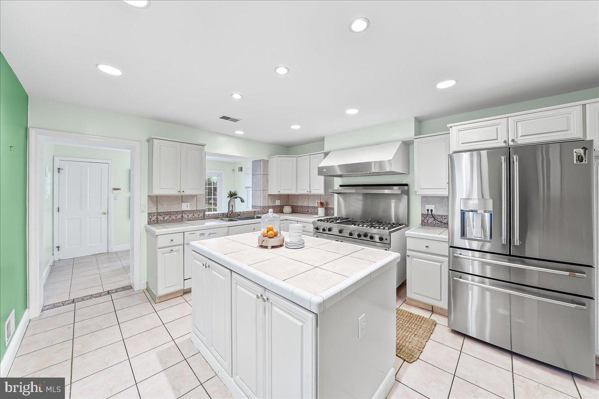 658 East Leamy Avenue Springfield, PA 19064 - Photo 12 of 36 Viking Stove and SS Refrigerator