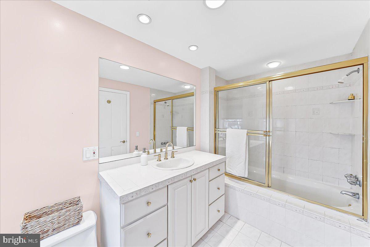 658 East Leamy Avenue Springfield, PA 19064 - Photo 24 of 36 En Suite Bathroom