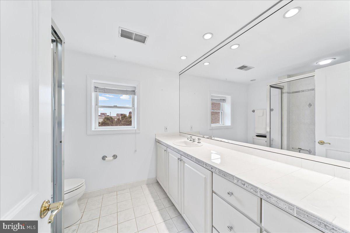 658 East Leamy Avenue Springfield, PA 19064 - Photo 26 of 36 Hall Full Bathroom