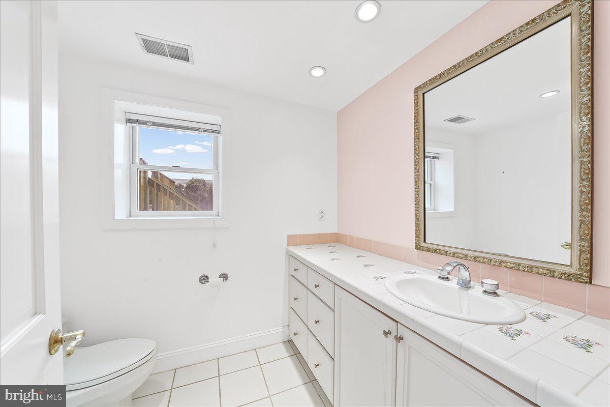 658 East Leamy Avenue Springfield, PA 19064 - Photo 32 of 36 Powder Rm