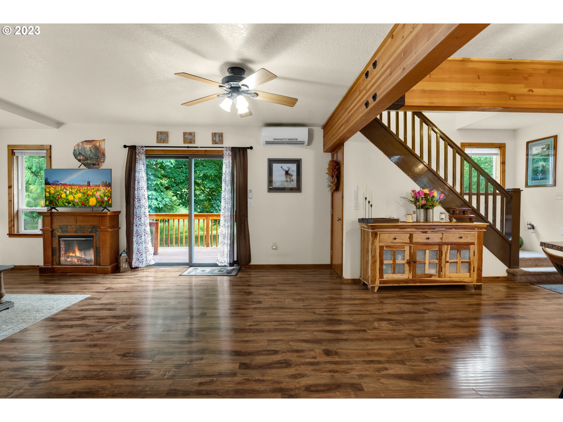 92357 Maki Road Astoria, OR 97103 - Photo 15 of 41 a view of an entryway with wooden floor