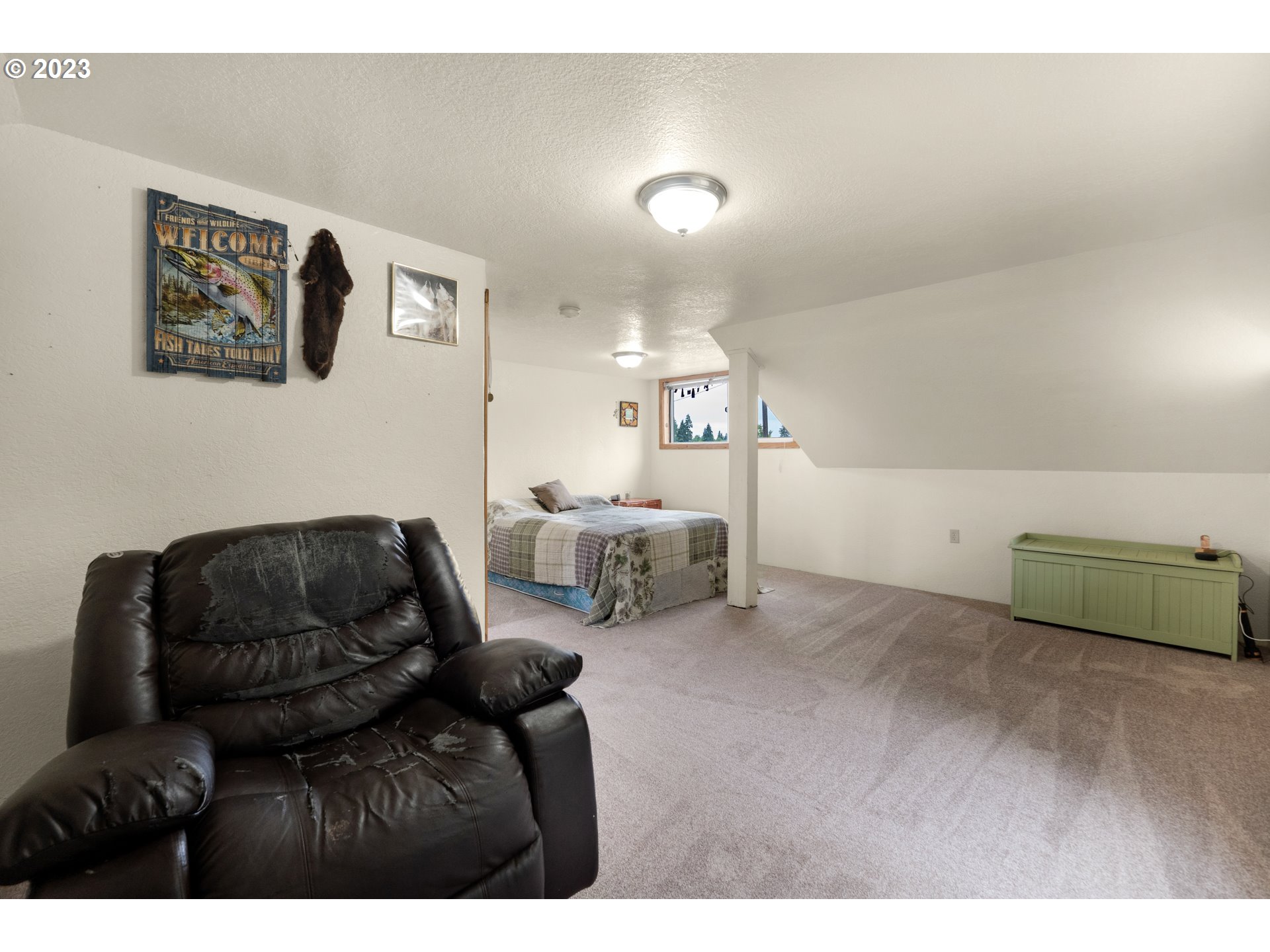 92357 Maki Road Astoria, OR 97103 - Photo 25 of 41 a living room with furniture and a couch