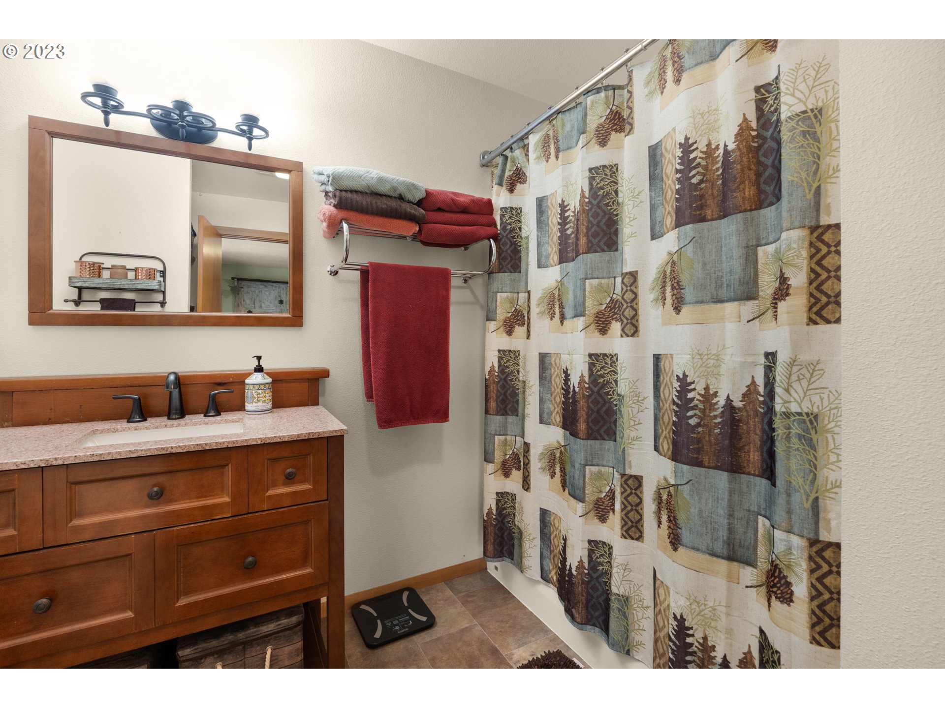 92357 Maki Road Astoria, OR 97103 - Photo 31 of 41 a view of a bedroom from a hallway