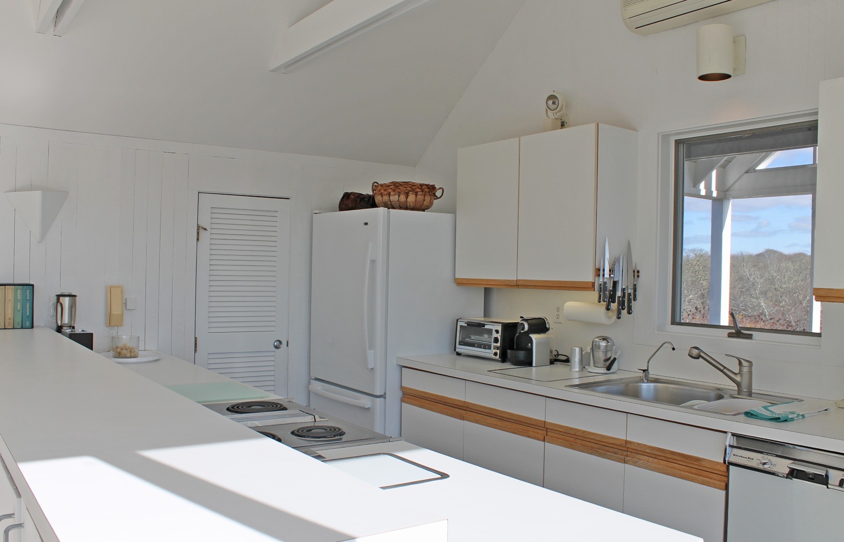 8 Drive Way Chilmark, MA 02535 - Photo 5 of 6 http://d1qzqeyxiitrap.cloudfront.net/photos/38298/17211bc6.jpg