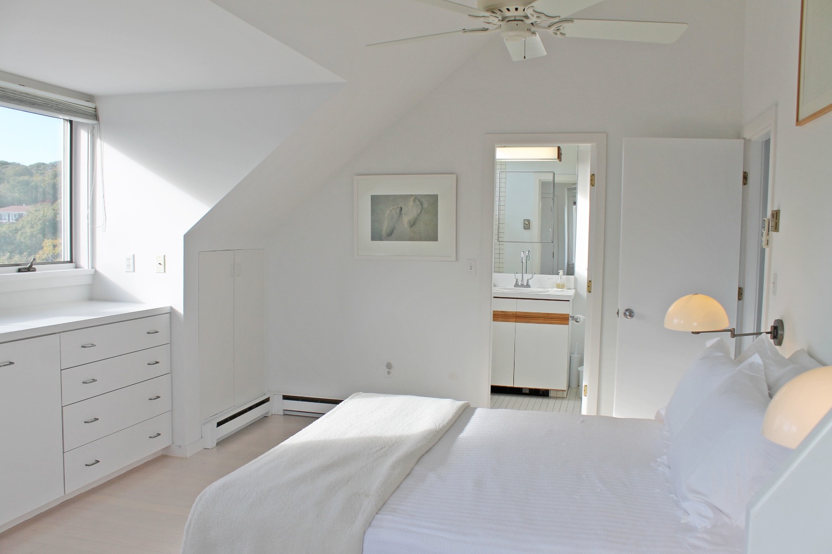 8 Drive Way Chilmark, MA 02535 - Photo 6 of 6 http://d1qzqeyxiitrap.cloudfront.net/photos/38298/04940ad4.jpg