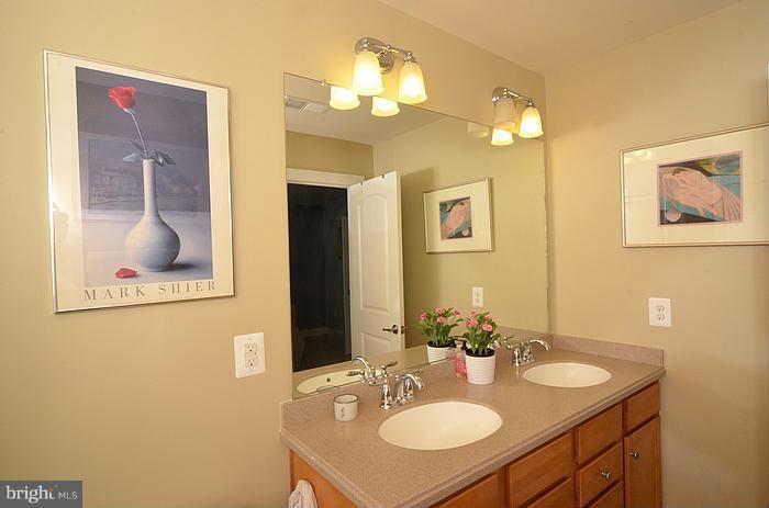 705 Hendrix Avenue Gaithersburg, MD 20878 - Photo 19 of 30 Bath (Master)
