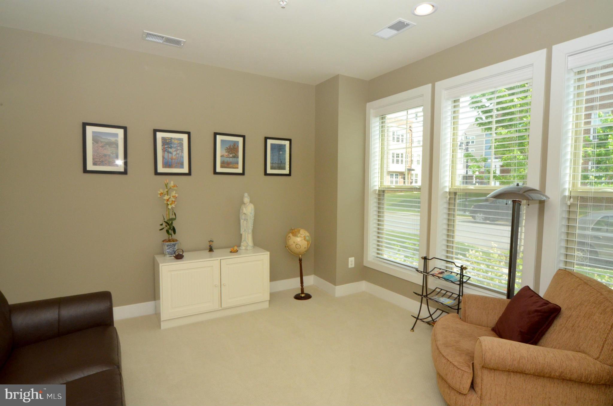 705 Hendrix Avenue Gaithersburg, MD 20878 - Photo 3 of 30 Den