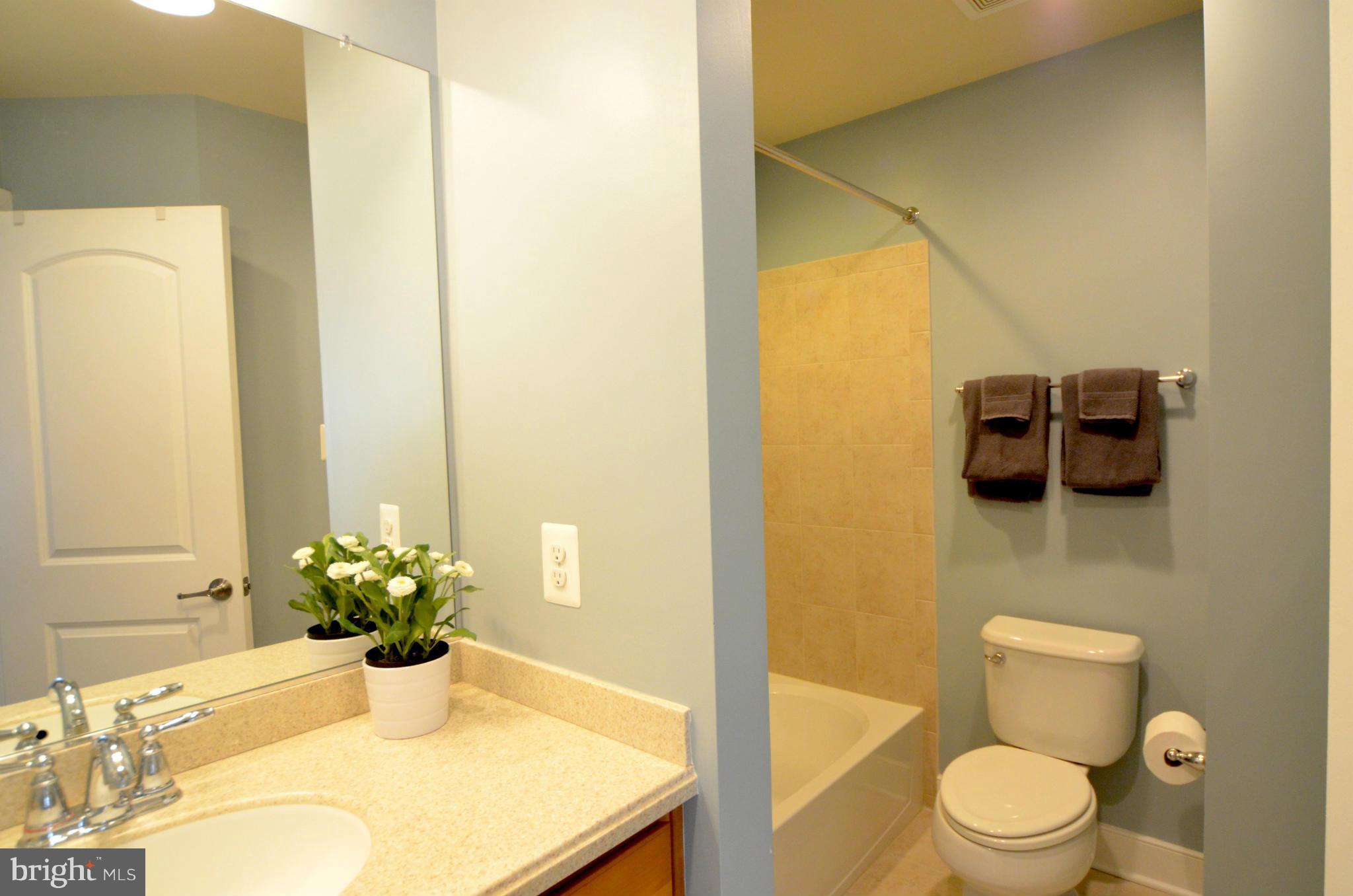 705 Hendrix Avenue Gaithersburg, MD 20878 - Photo 22 of 30 Hallway bath