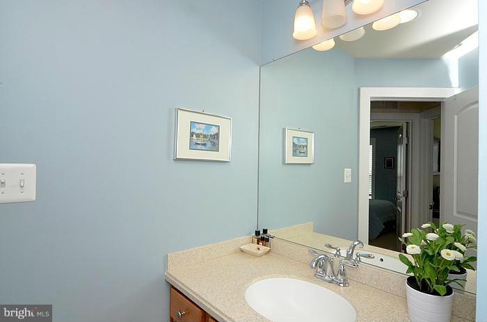 705 Hendrix Avenue Gaithersburg, MD 20878 - Photo 23 of 30 Hallway bath