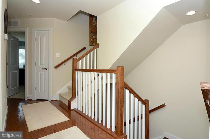 705 Hendrix Avenue Gaithersburg, MD 20878 - Photo 27 of 30 Hallway upper level 1