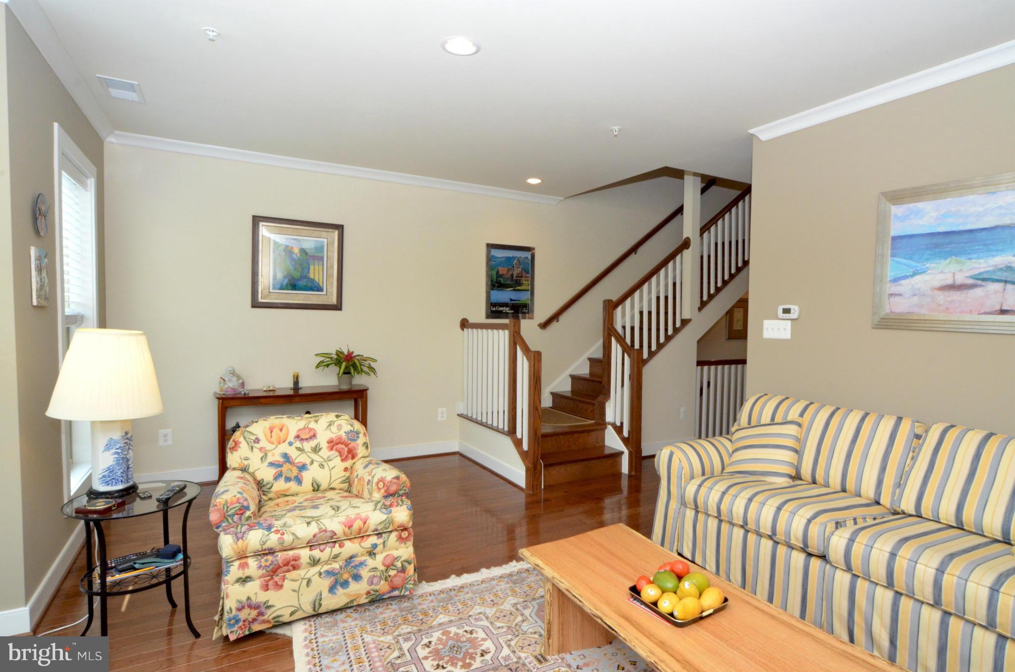 705 Hendrix Avenue Gaithersburg, MD 20878 - Photo 5 of 30 Living Room