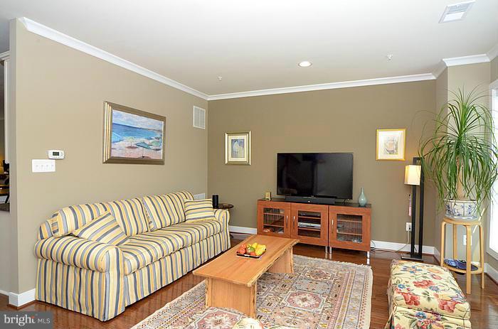 705 Hendrix Avenue Gaithersburg, MD 20878 - Photo 7 of 30 Living Room
