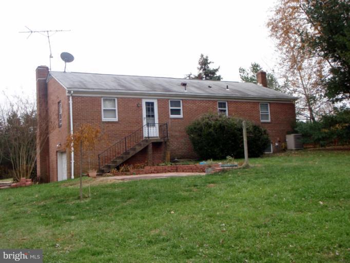 43594 Hay Road Ashburn, VA 20147 - Photo 3 of 16 a view of a yard in front of a house with plants and large tree