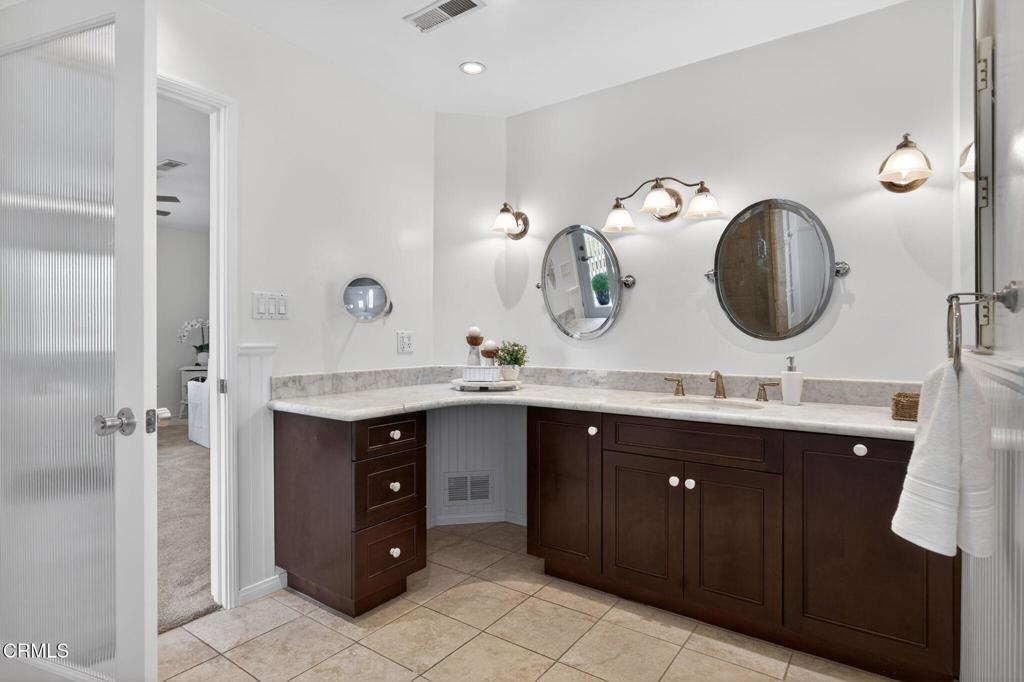 98 Howard Avenue Oak View, CA 93022 - Photo 27 of 72 a bathroom with a double vanity sink and a mirror