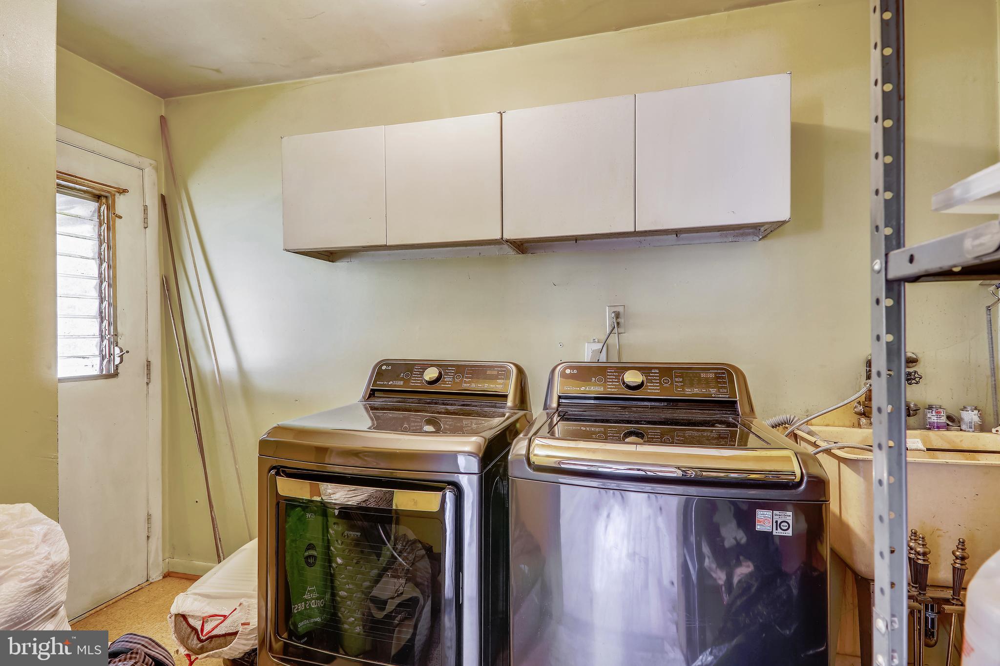 16108 Kent Road Laurel, MD 20707 - Photo 27 of 54 MUD / LAUNDRY RM W/ WASHER, DRYER, & UTILITY SINK