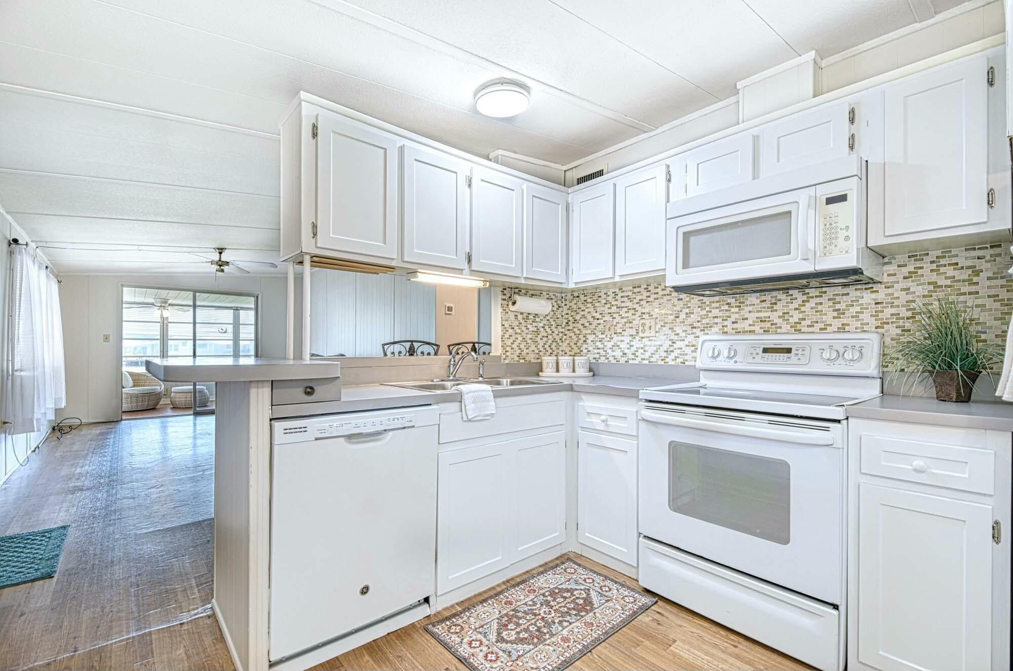 18 Henderson Naples, FL 34114 - Photo 6 of 33 tempImageapGPXm