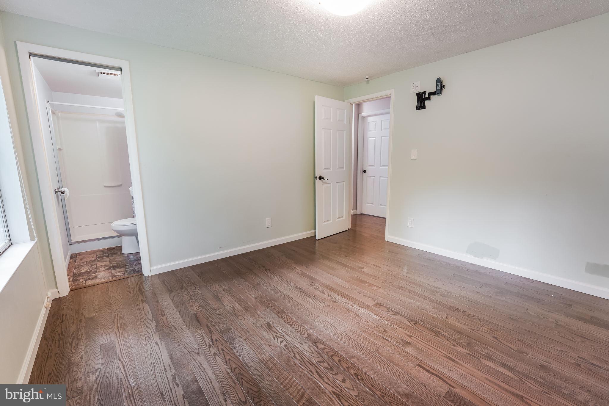 5917 Freds Oak Road Burke, VA 22015 - Photo 15 of 32 Attached bath