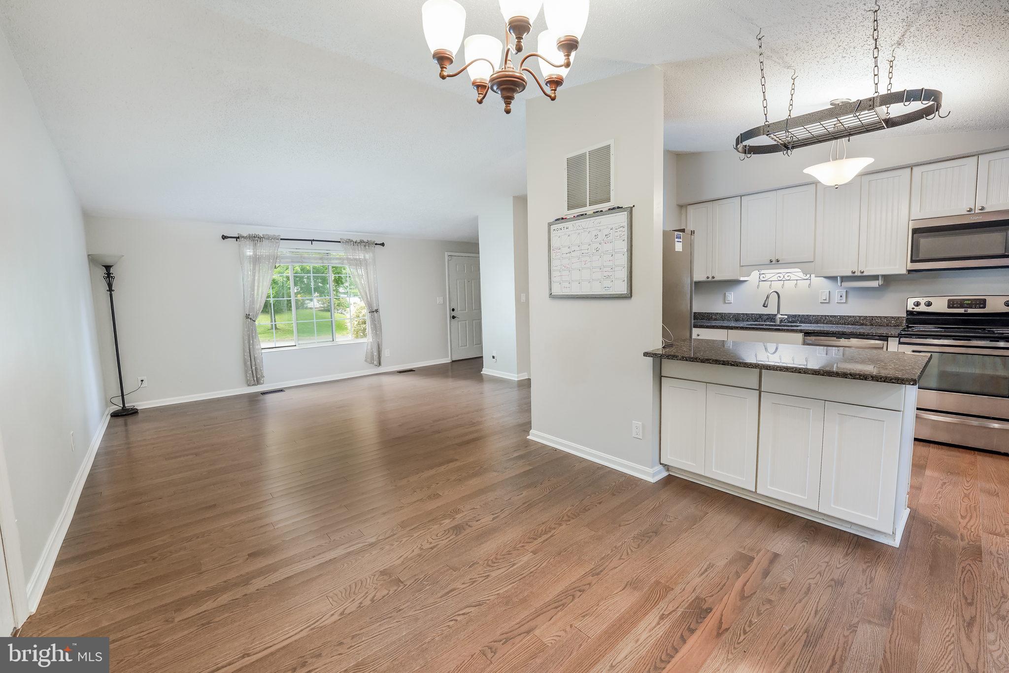 5917 Freds Oak Road Burke, VA 22015 - Photo 5 of 32 Living/dining area