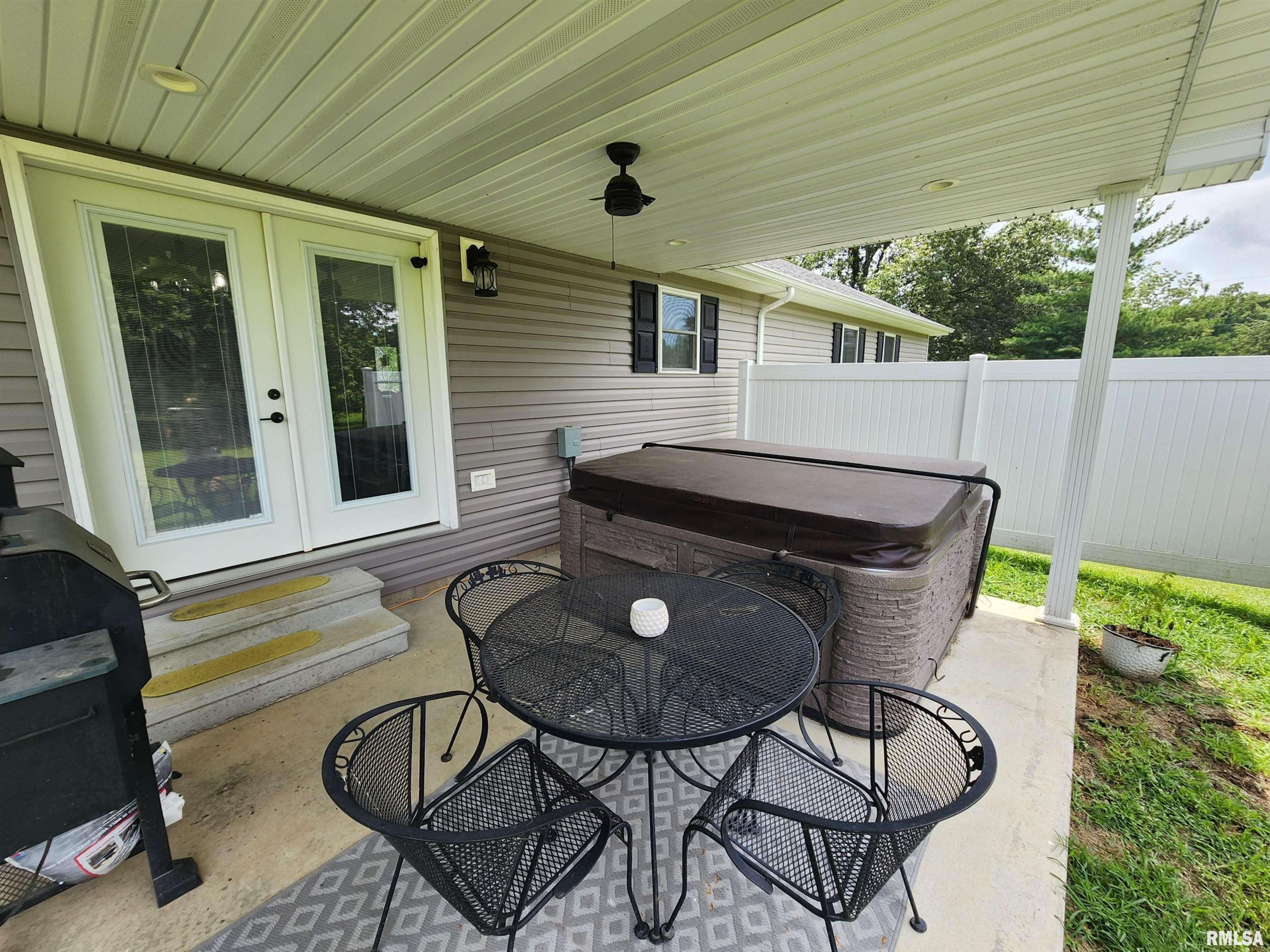 1009 Trolley Road Eldorado, IL 62930 - Photo 3 of 40