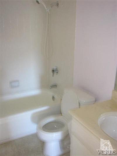 284 Mariposa Drive Camarillo, CA 93012 - Photo 14 of 16 a bathroom with a bathtub and toilet