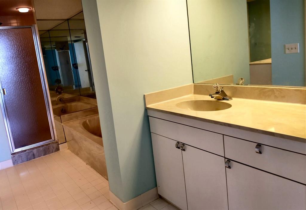 123 Lakeshore Drive, Unit 2042 North Palm Beach, FL 33408 - Photo 11 of 17 Main bath