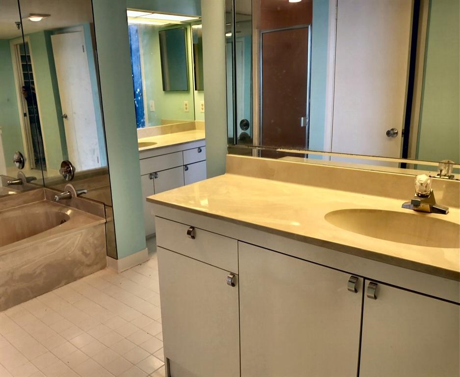 123 Lakeshore Drive, Unit 2042 North Palm Beach, FL 33408 - Photo 10 of 17 Main bath