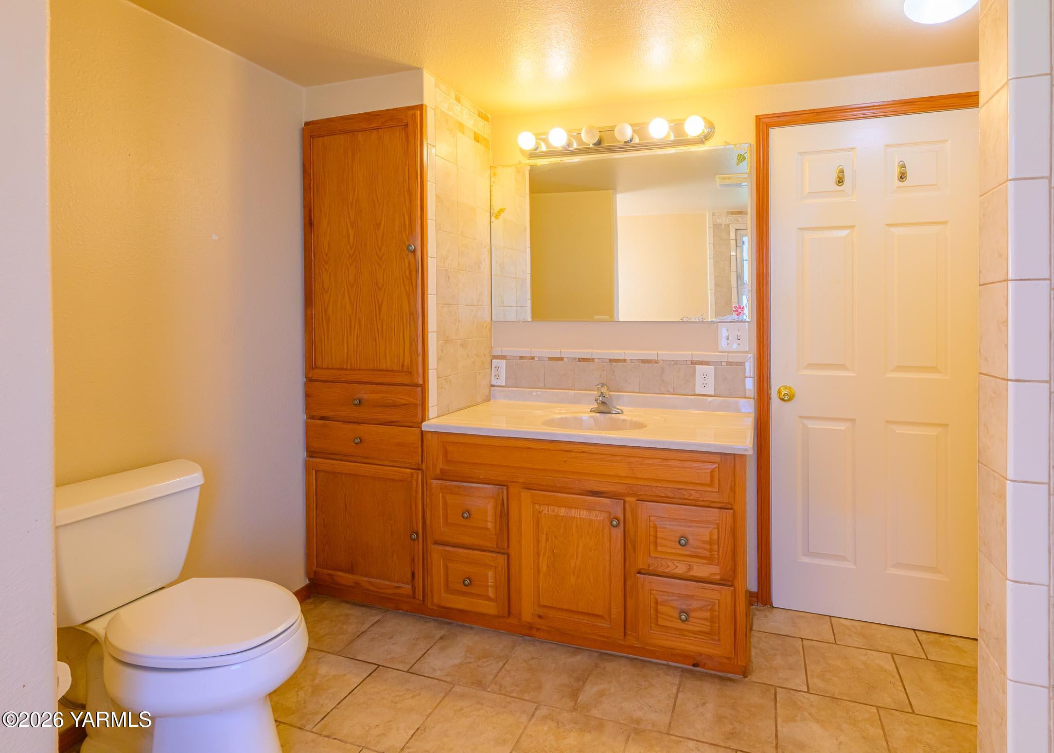 1602 Gordon Road Yakima, WA 98901 - Photo 7 of 24 6 downstairs bathroom