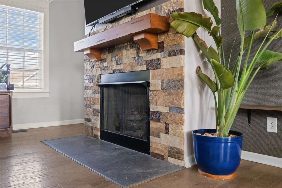 459 Diane Loop White Bluff, TN 37187 - Photo 6 of 35 a living room with a couch and a potted plant