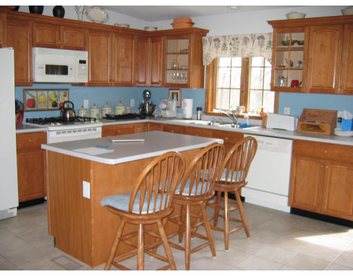 66 Lake Road Framingham, MA 01701 - Photo 4 of 22 Gallery Image 4
