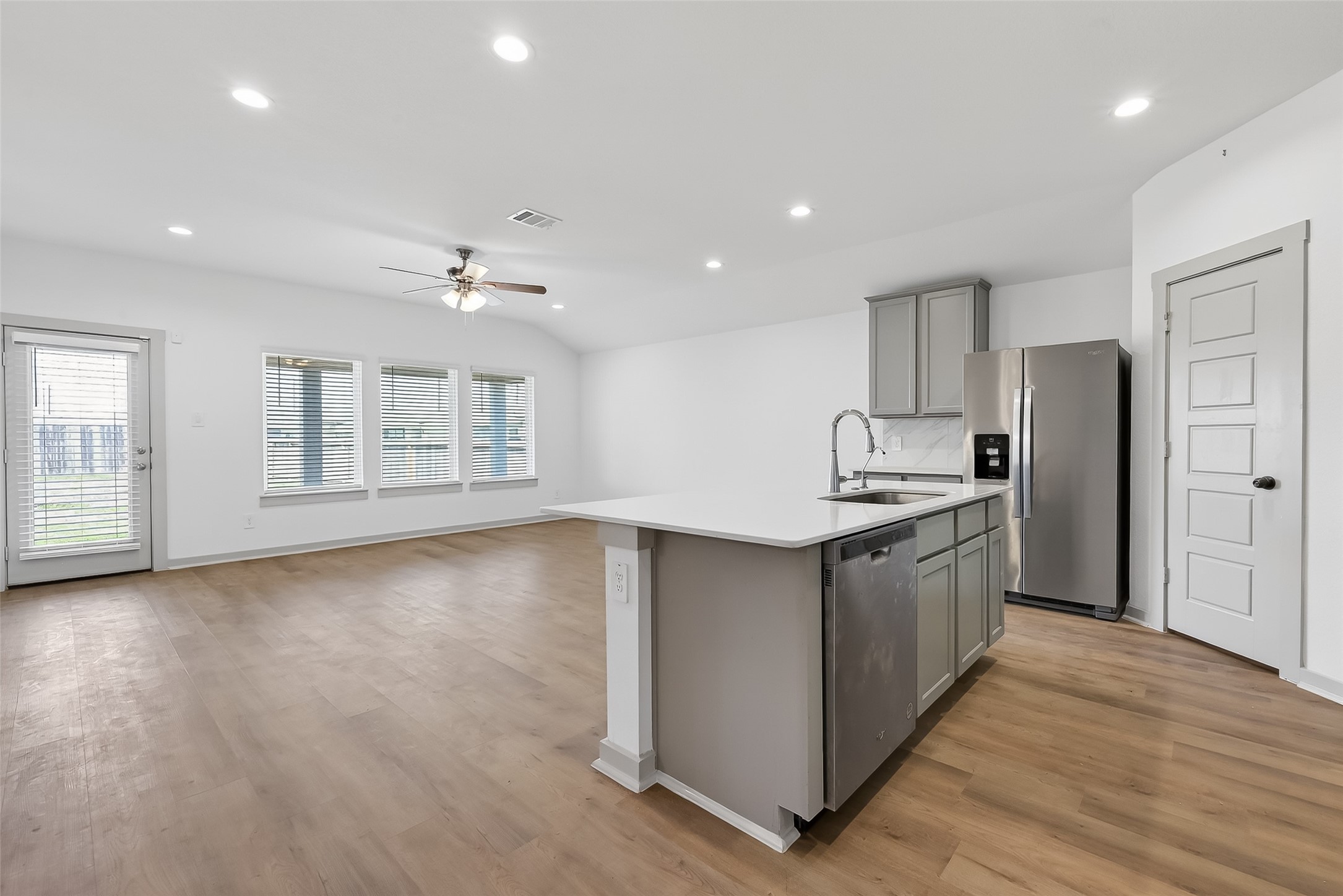 827 Silver Kettle Drive Rosharon, TX 77583 - Photo 3 of 28