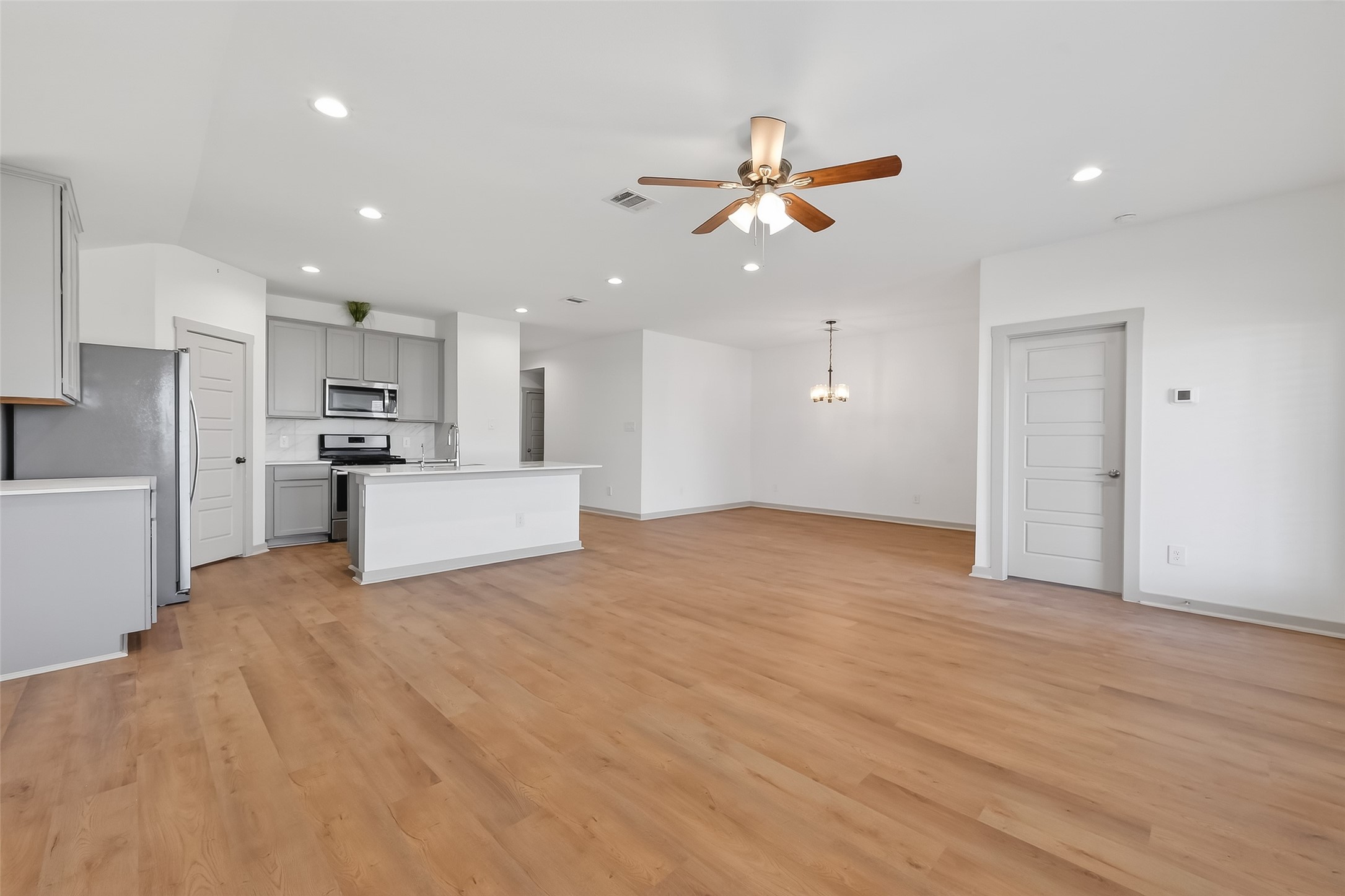 827 Silver Kettle Drive Rosharon, TX 77583 - Photo 8 of 28