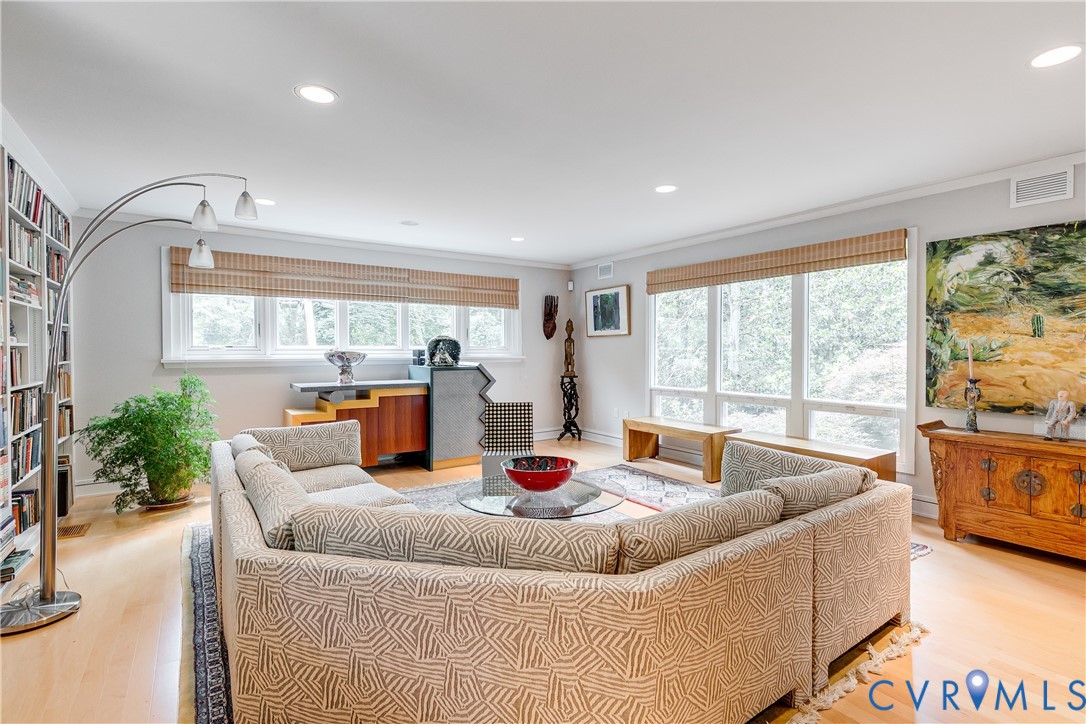 220 Ampthill Road Richmond, VA 23226 - Photo 21 of 59 Light filled room