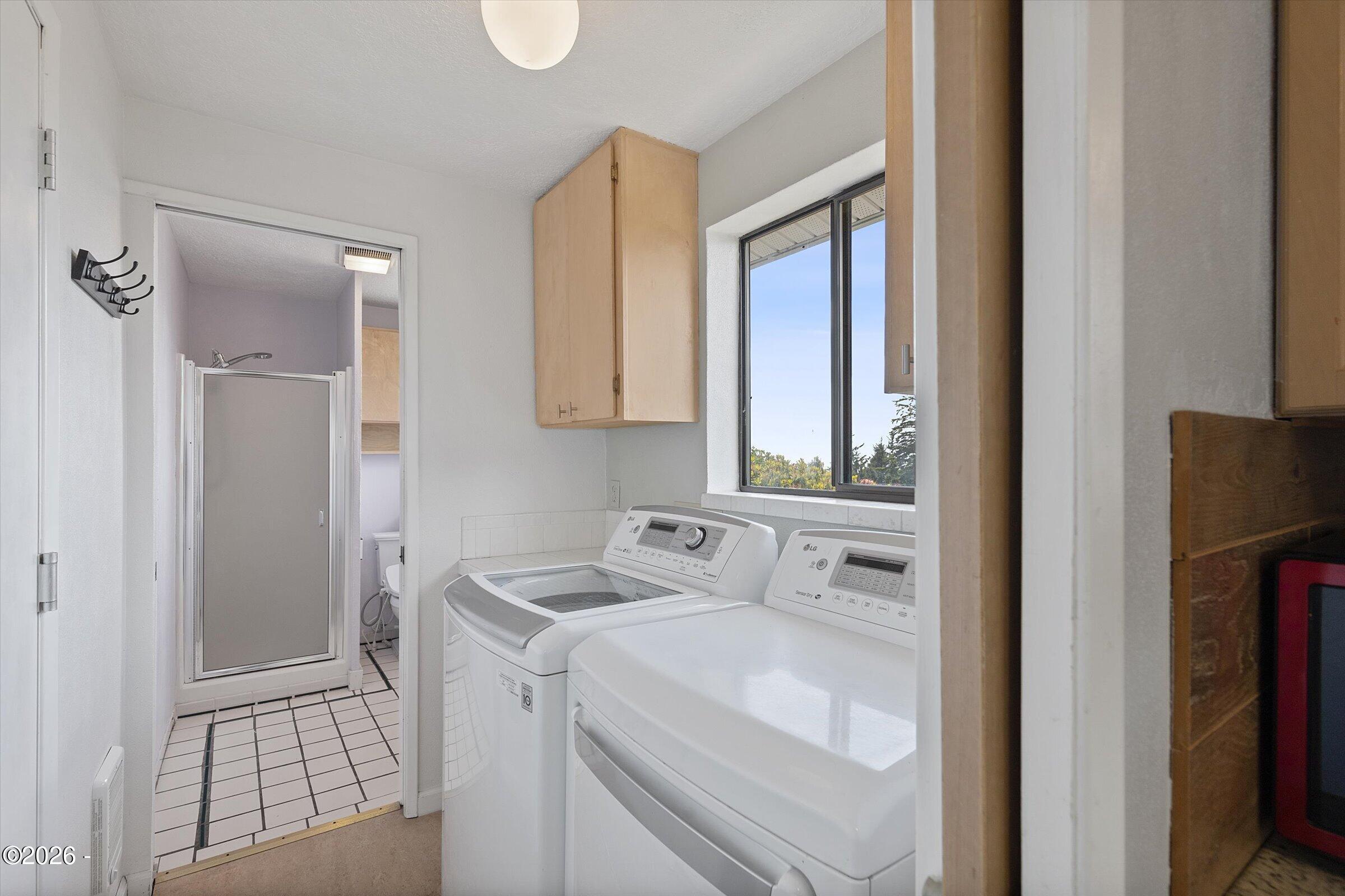 1810 Northwest View Ridge Drive Waldport, OR 97394 - Photo 17 of 40 Laundry room off kitchen