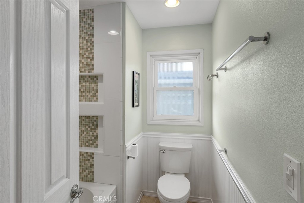 1741 Tustin Avenue, Unit 17C Costa Mesa, CA 92627 - Photo 20 of 36 a bathroom with a toilet and a shower