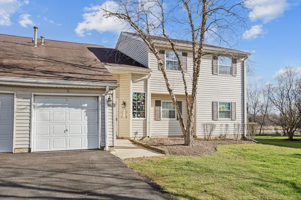 $2,030 | 93 North Victoria Lane, Unit D, Streamwood, IL 60107