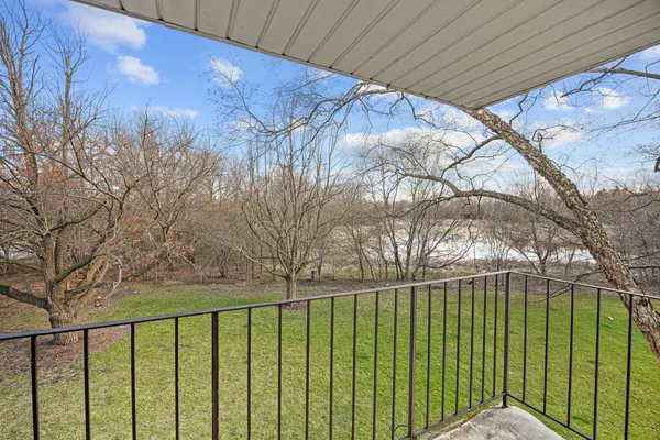 $2,030 | 93 North Victoria Lane, Unit D, Streamwood, IL 60107