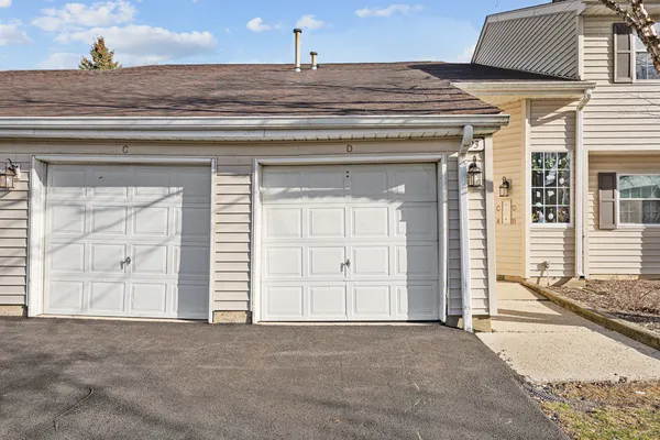 $2,030 | 93 North Victoria Lane, Unit D, Streamwood, IL 60107