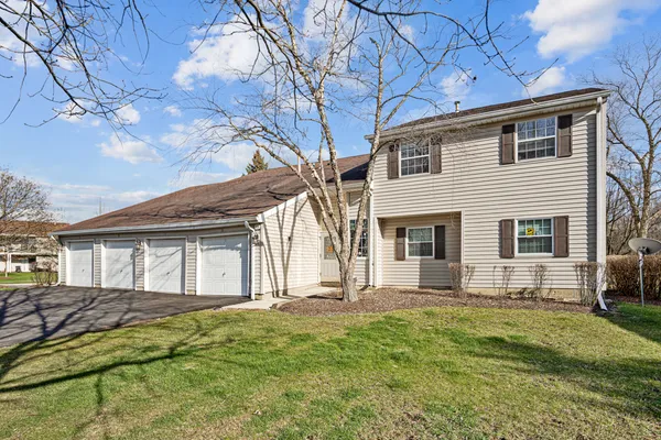 $2,030 | 93 North Victoria Lane, Unit D, Streamwood, IL 60107