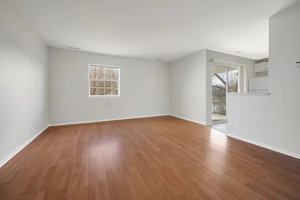 $2,030 | 93 North Victoria Lane, Unit D, Streamwood, IL 60107