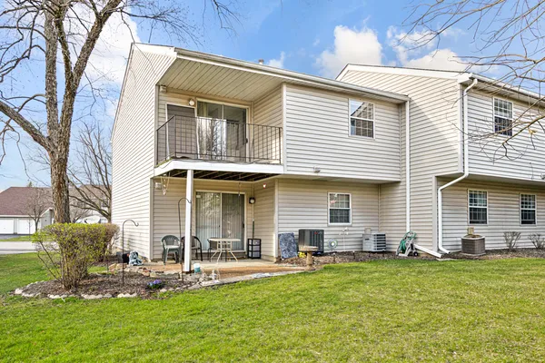 $2,030 | 93 North Victoria Lane, Unit D, Streamwood, IL 60107