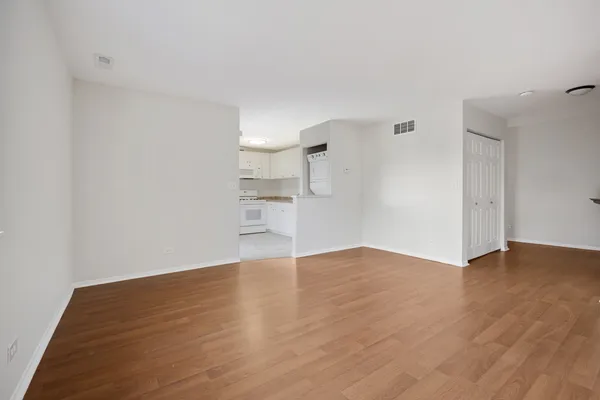 $2,030 | 93 North Victoria Lane, Unit D, Streamwood, IL 60107