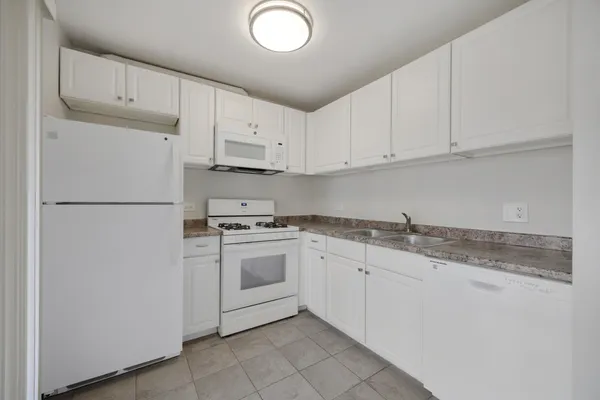 $2,030 | 93 North Victoria Lane, Unit D, Streamwood, IL 60107