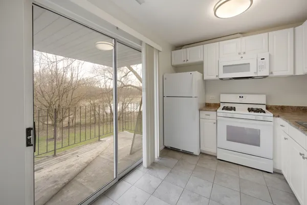 $2,030 | 93 North Victoria Lane, Unit D, Streamwood, IL 60107