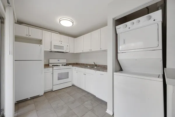 $2,030 | 93 North Victoria Lane, Unit D, Streamwood, IL 60107