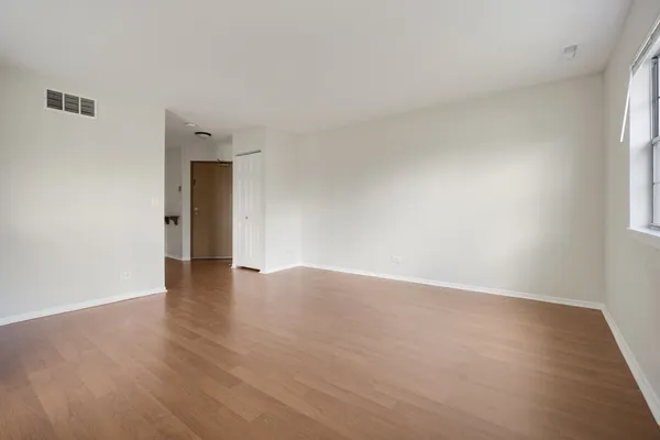 $2,030 | 93 North Victoria Lane, Unit D, Streamwood, IL 60107