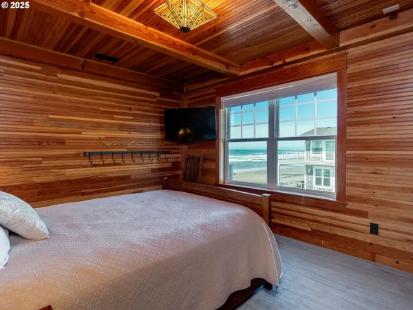 $1,925,000 | 6937 Northwest Logan Road, Lincoln City, OR 97367