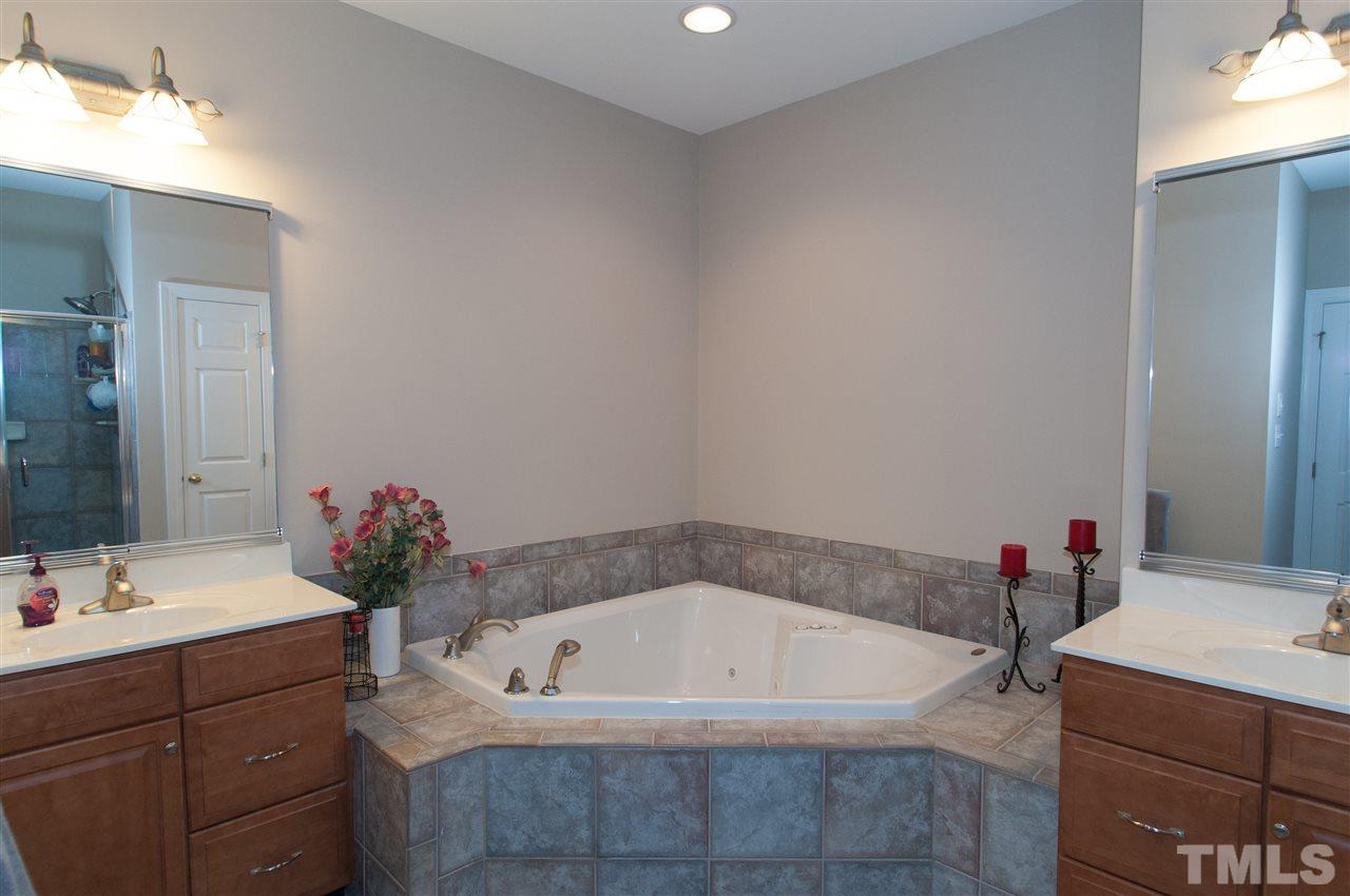 9515 Brookchase Drive Raleigh, NC 27617 - Photo 14 of 24 Whirlpool tub