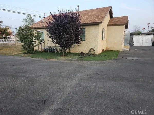 a house view with a backyard space