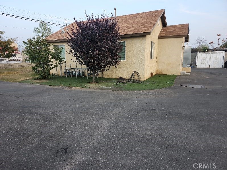 2915 Edison Highway Bakersfield, CA 93307 - Photo 15 of 21 a house view with a backyard space